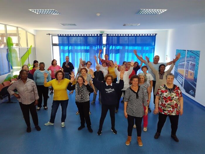 Participantes da Academia Sénior numa actividade em grupo