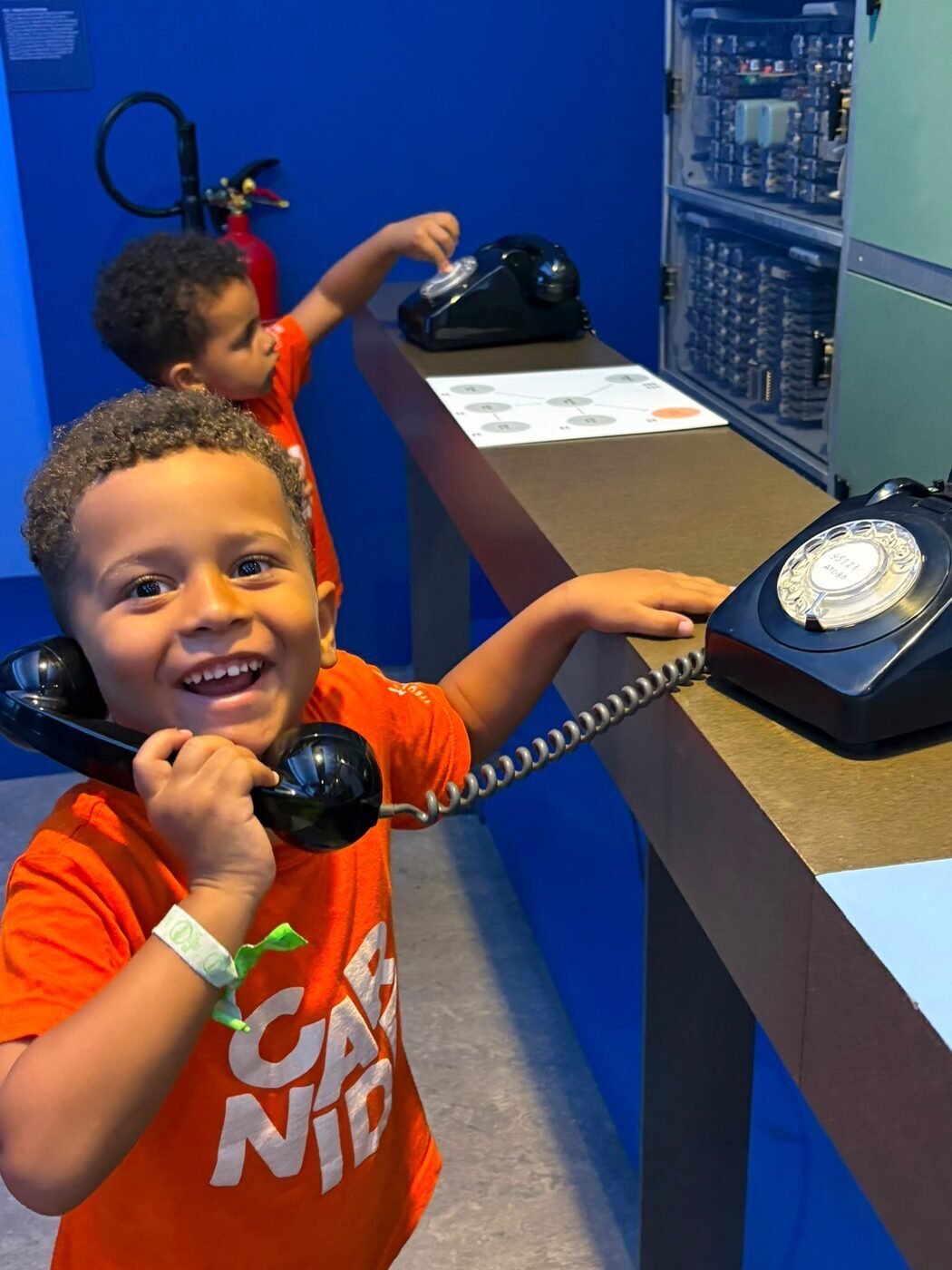 Rapaz sorridente numa visita a uma exposição interactiva