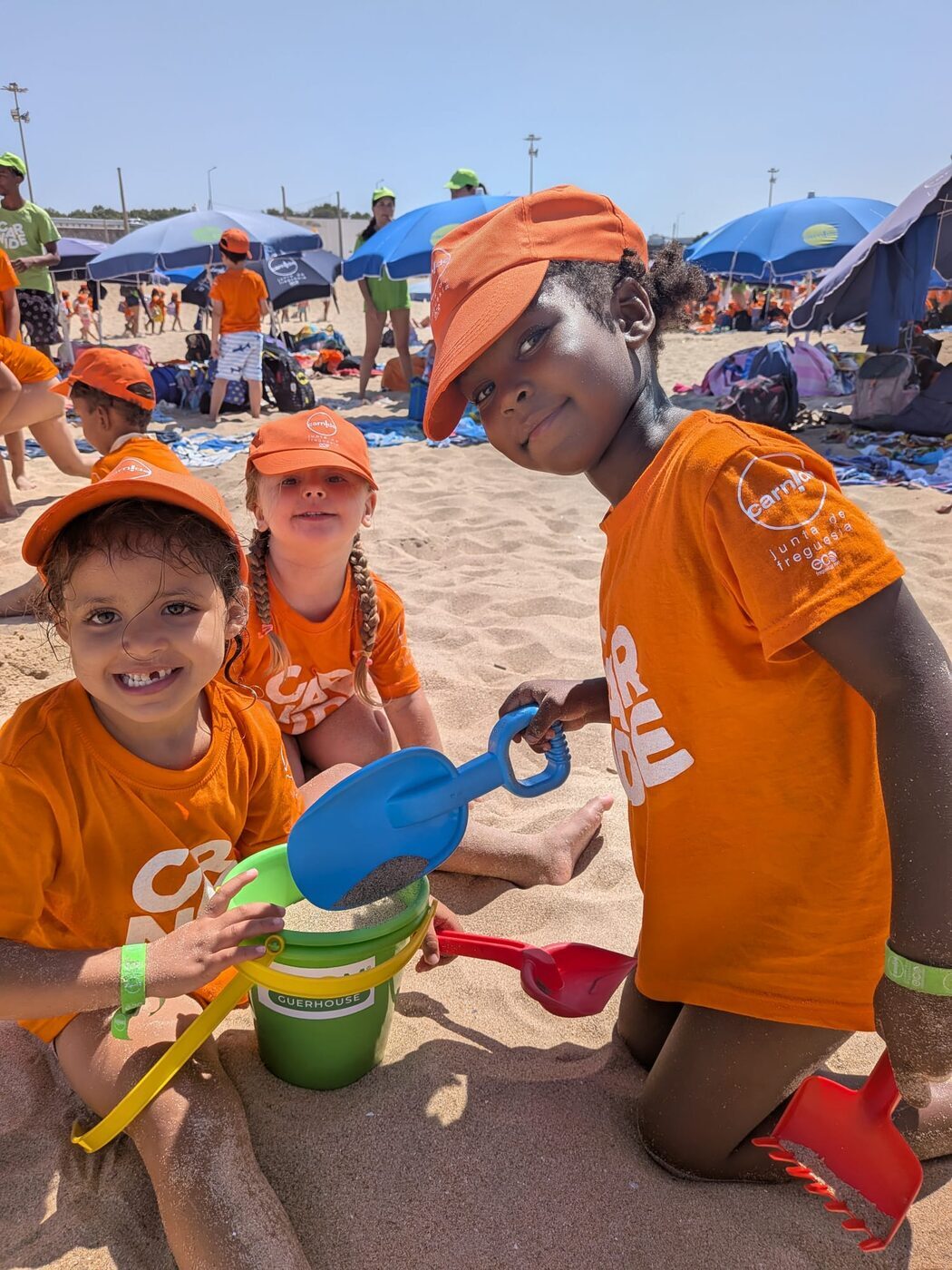 Rapaz a brincar com uma pistola de água na praia