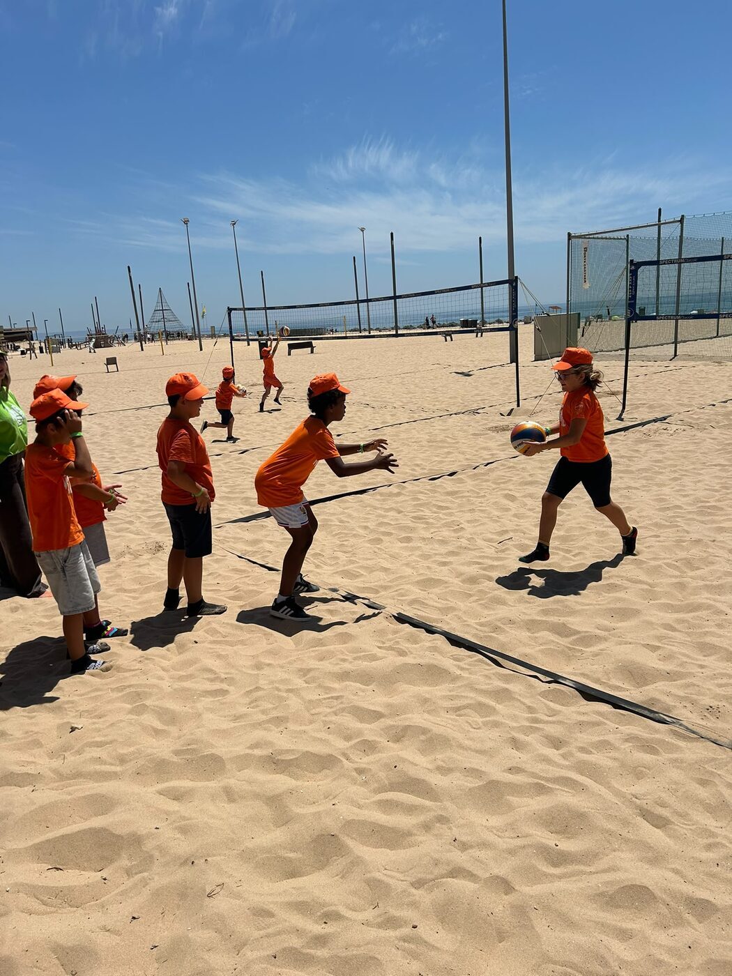 Crianças a brincar na areia da praia