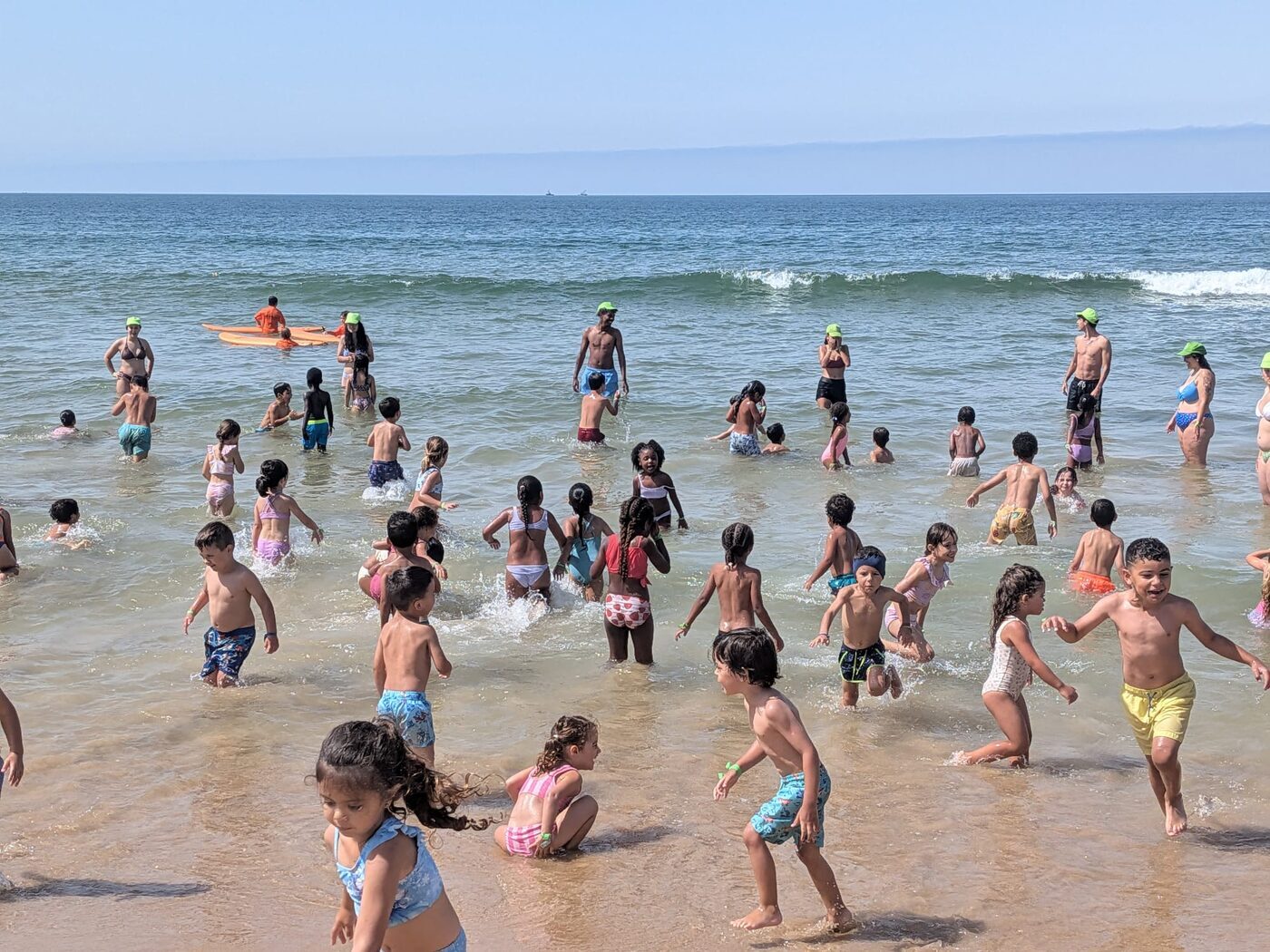 Crianças a brincar nas ondas do mar