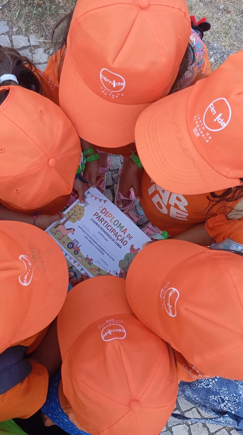 Bonés laranja das Animações de Verão de Carnide