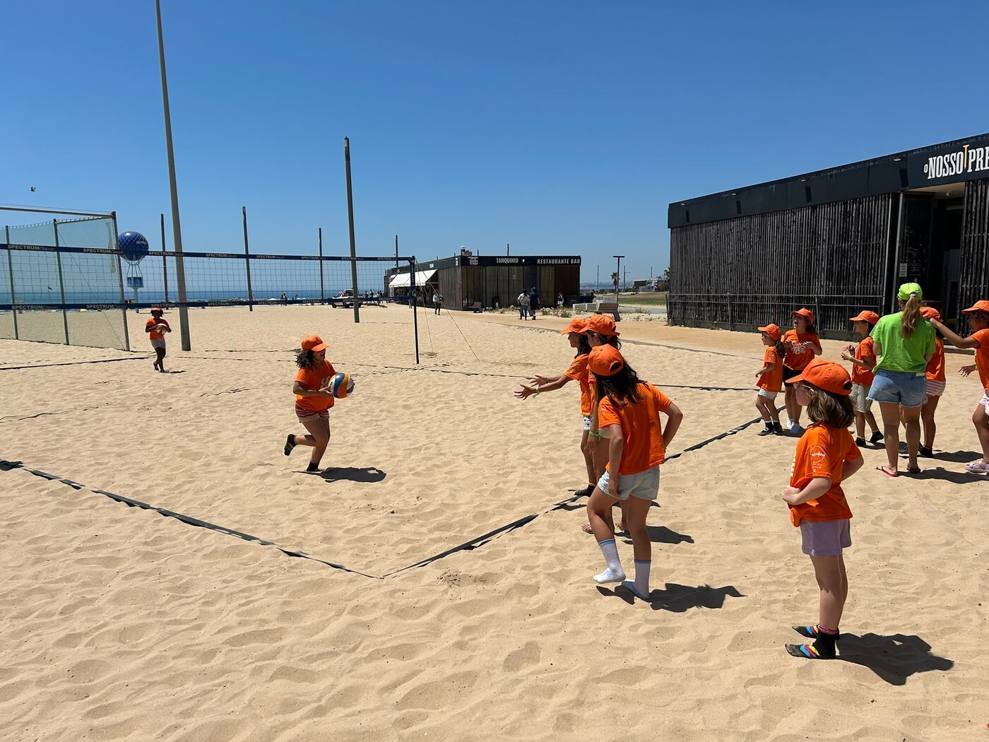 Jogo de voleibol num campo de praia
