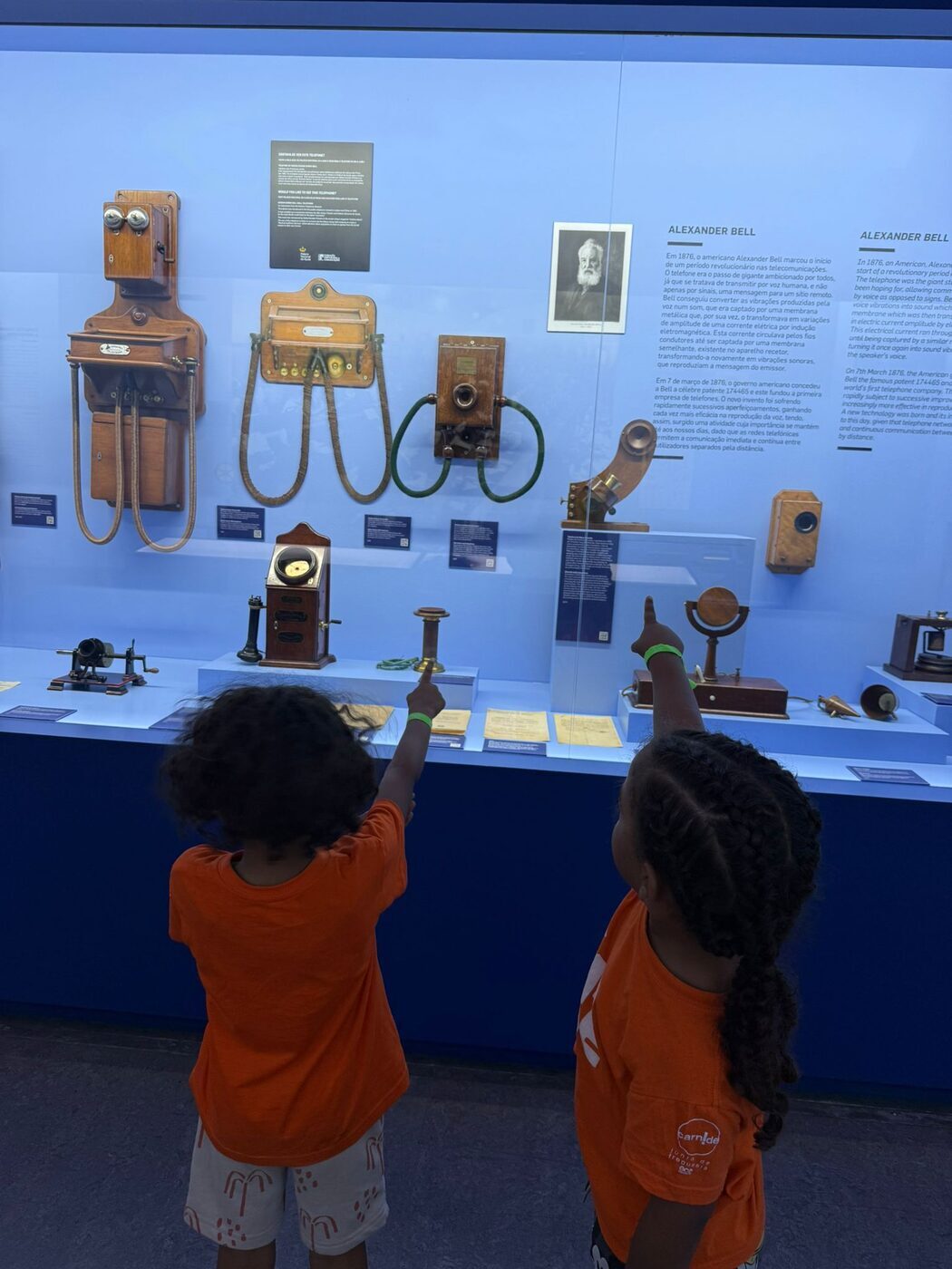 Criança a observar peças numa visita cultural
