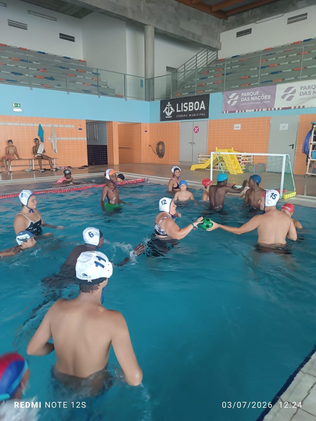 Actividade aquática na piscina interior