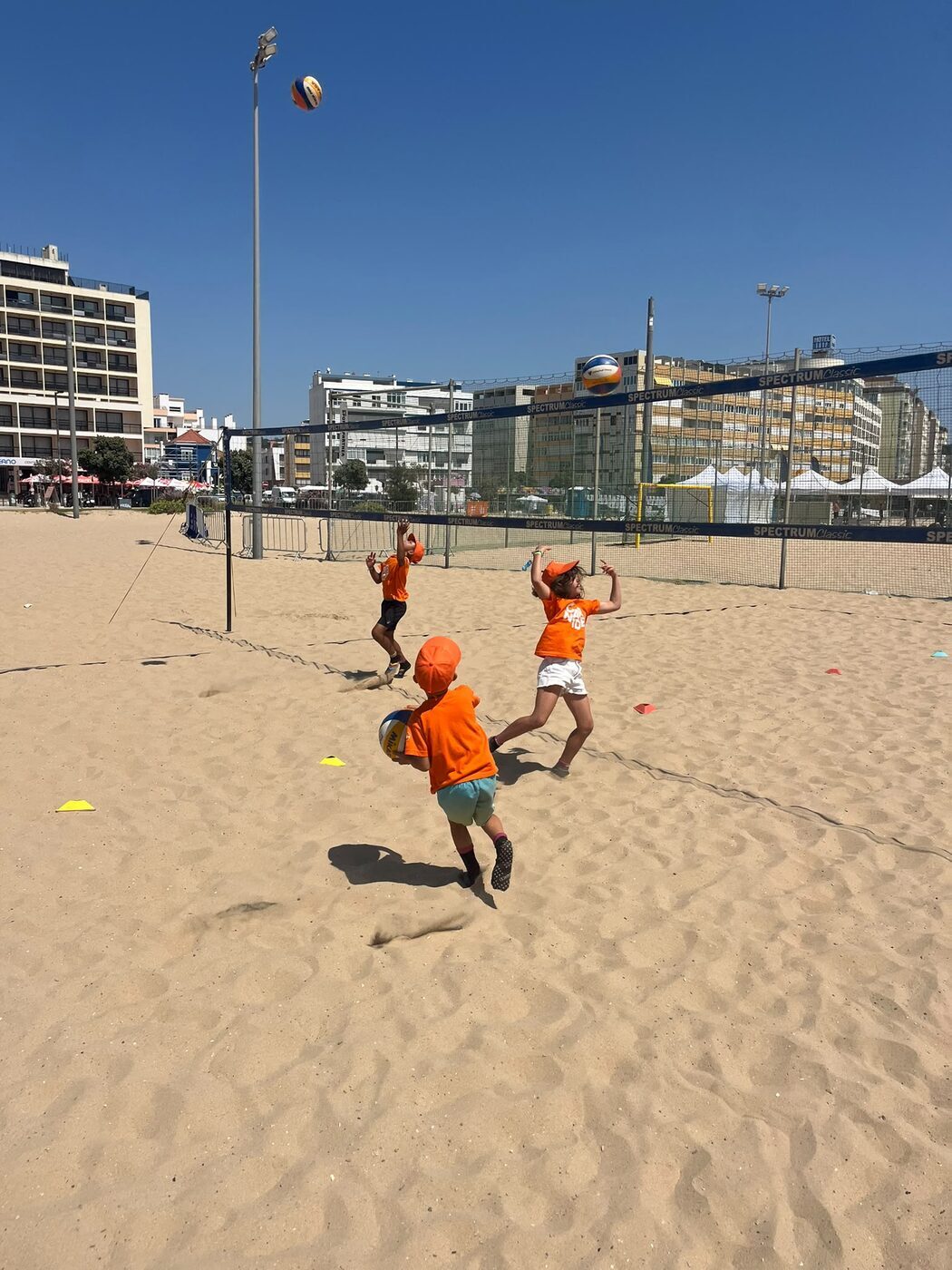 Jovem em acção num jogo de voleibol de praia