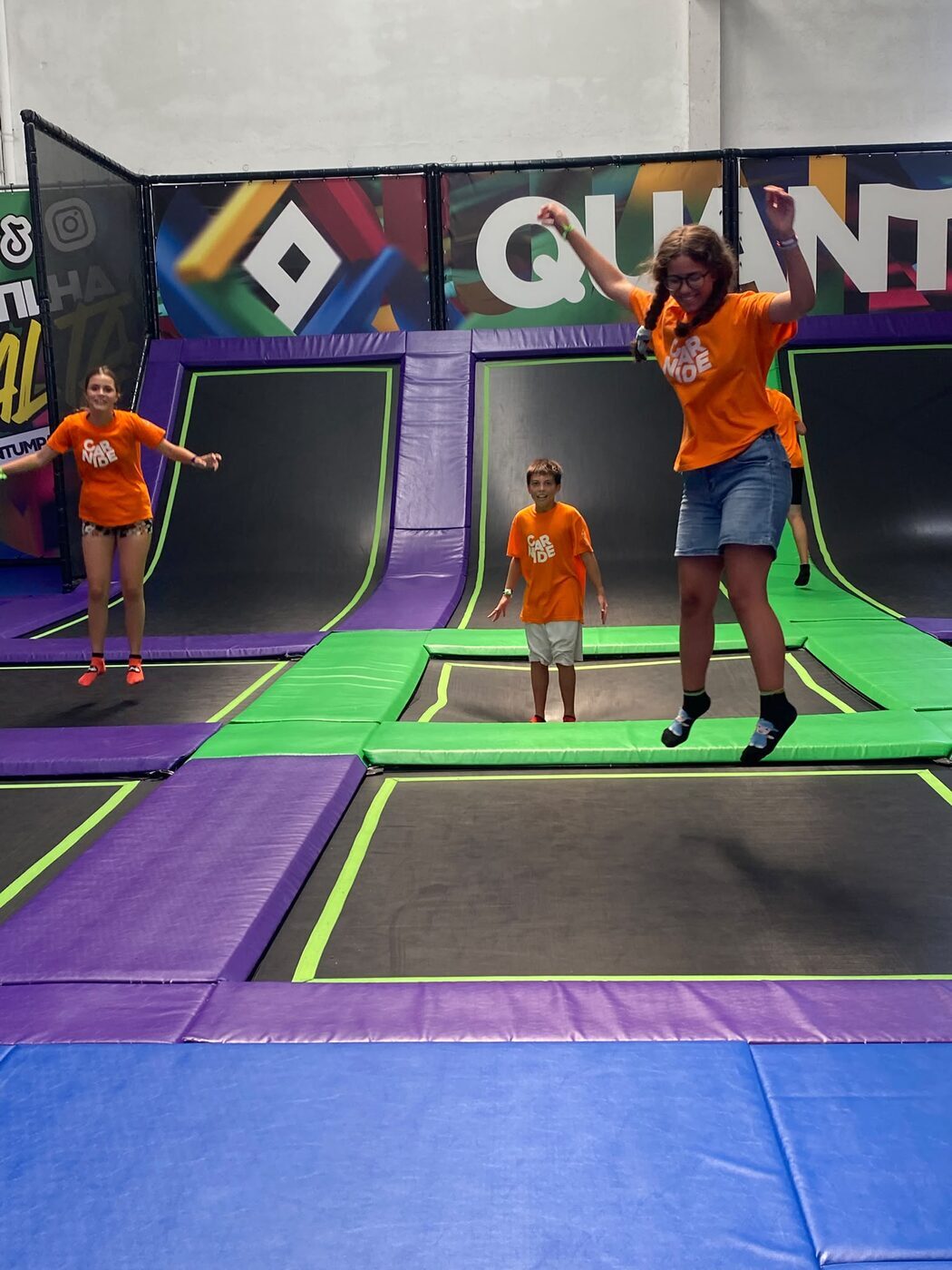 Criança a saltar num parque de trampolins