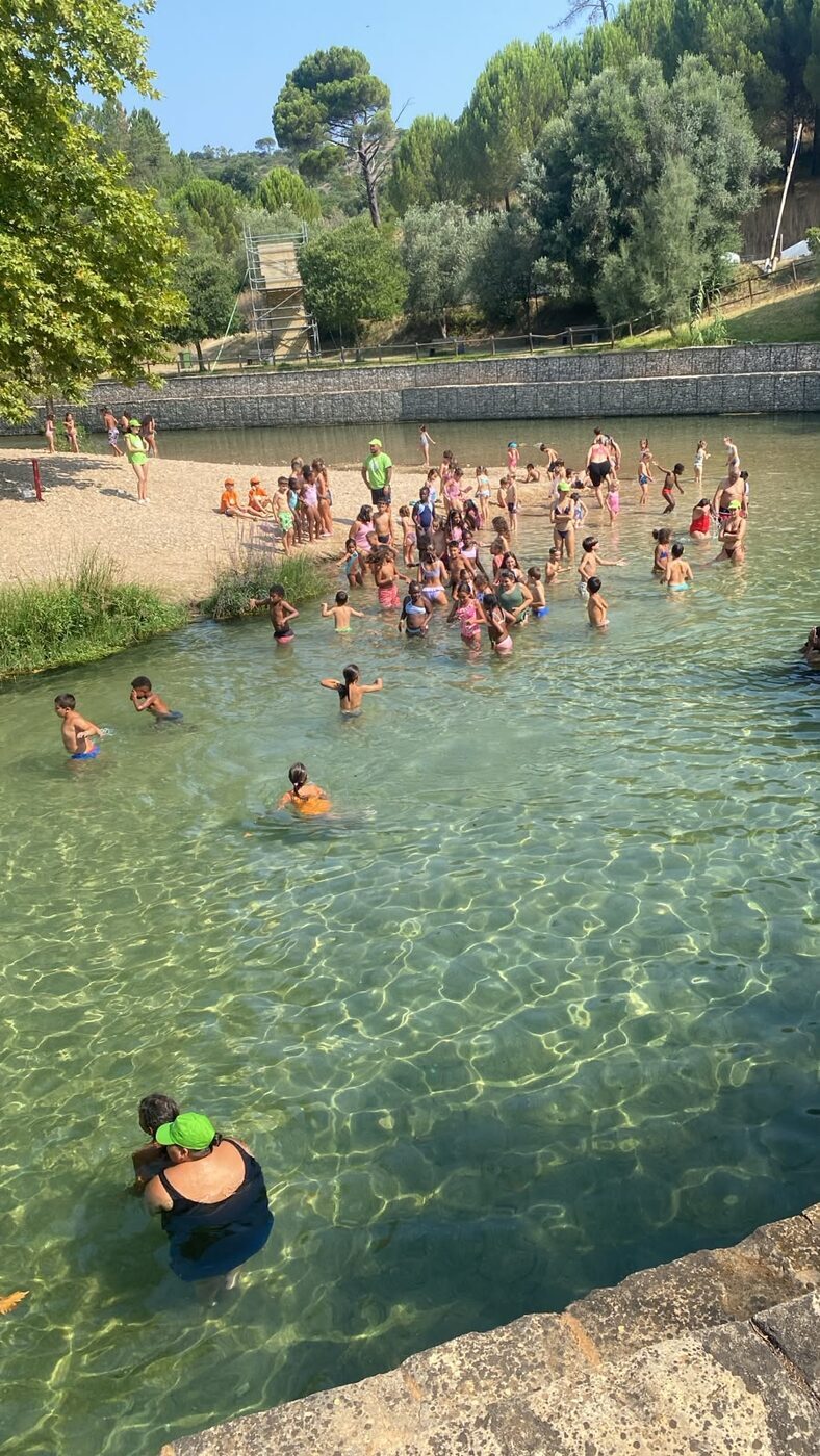 Crianças a nadar numa praia fluvial