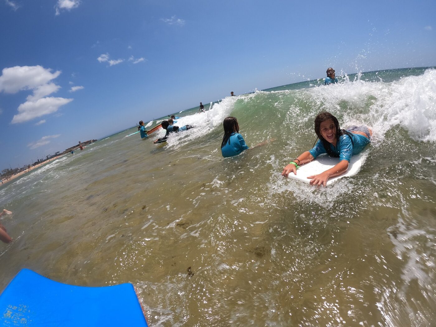 Criança a apanhar uma onda de bodyboard na praia
