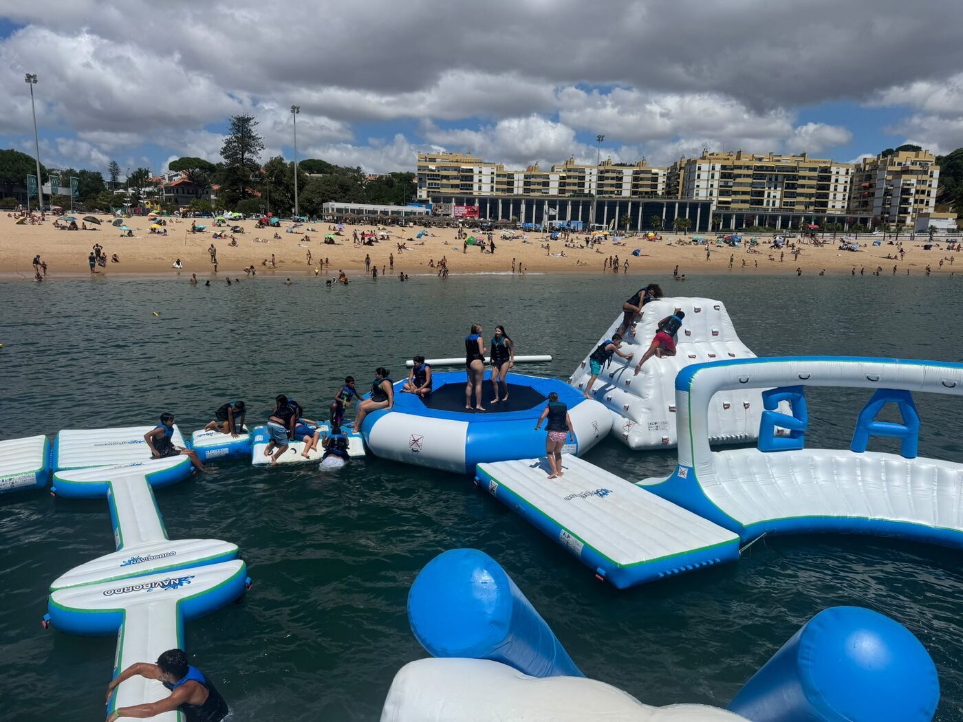 Parque aquático insuflável no mar, junto à praia