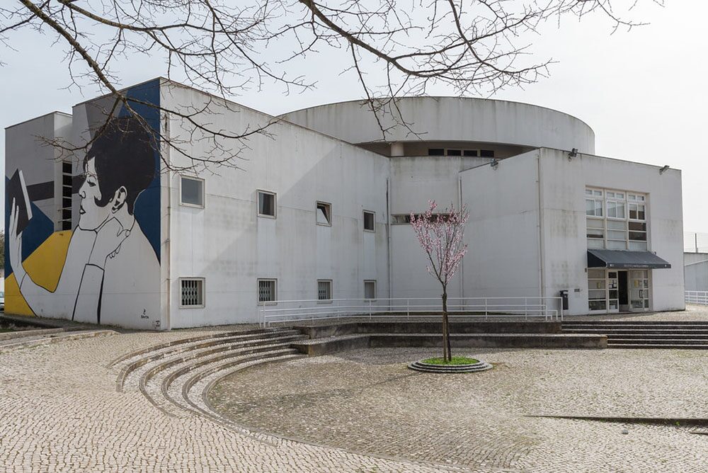 Fachada da Biblioteca Natália Correia — Carnide, com mural artístico na fachada