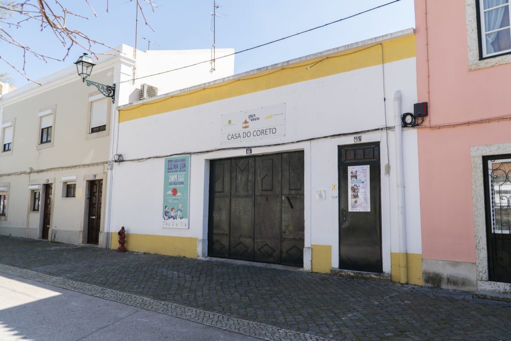 Fachada da Casa do Coreto com cartaz de espectáculo