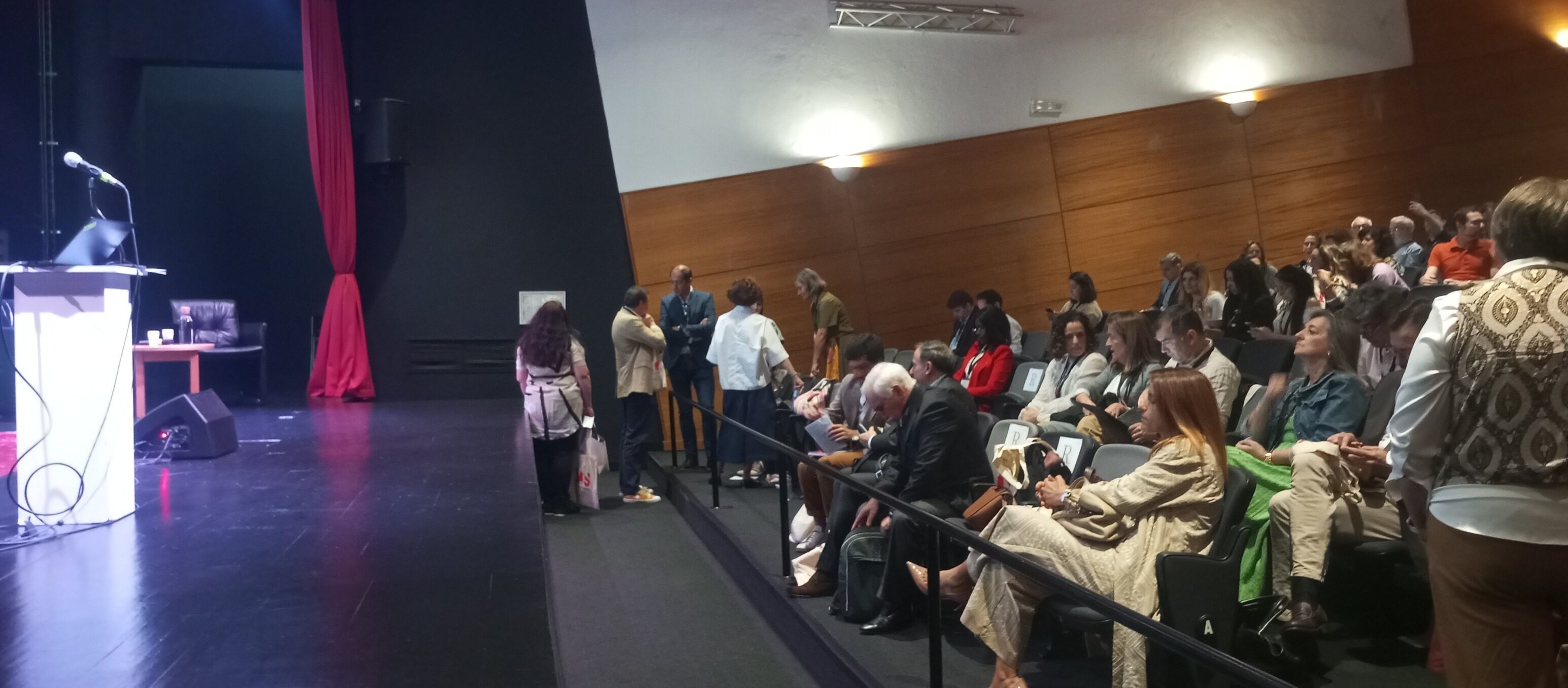 Sala principal do Centro Cultural de Carnide em configuração de concerto