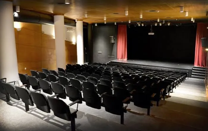 Plateia do Auditório Natália Correia vista do palco, com cortinas vermelhas