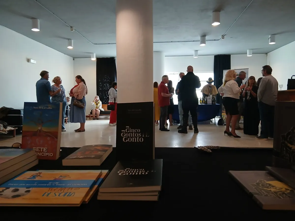 Sala Estúdio do Centro Cultural de Carnide, com pilar ao centro, durante uma iniciativa