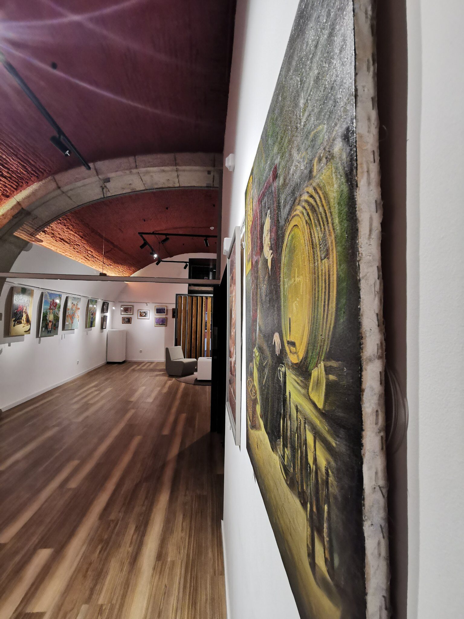 Interior do Espaço Bento Martins com galeria de arte em abóbada de tijolo