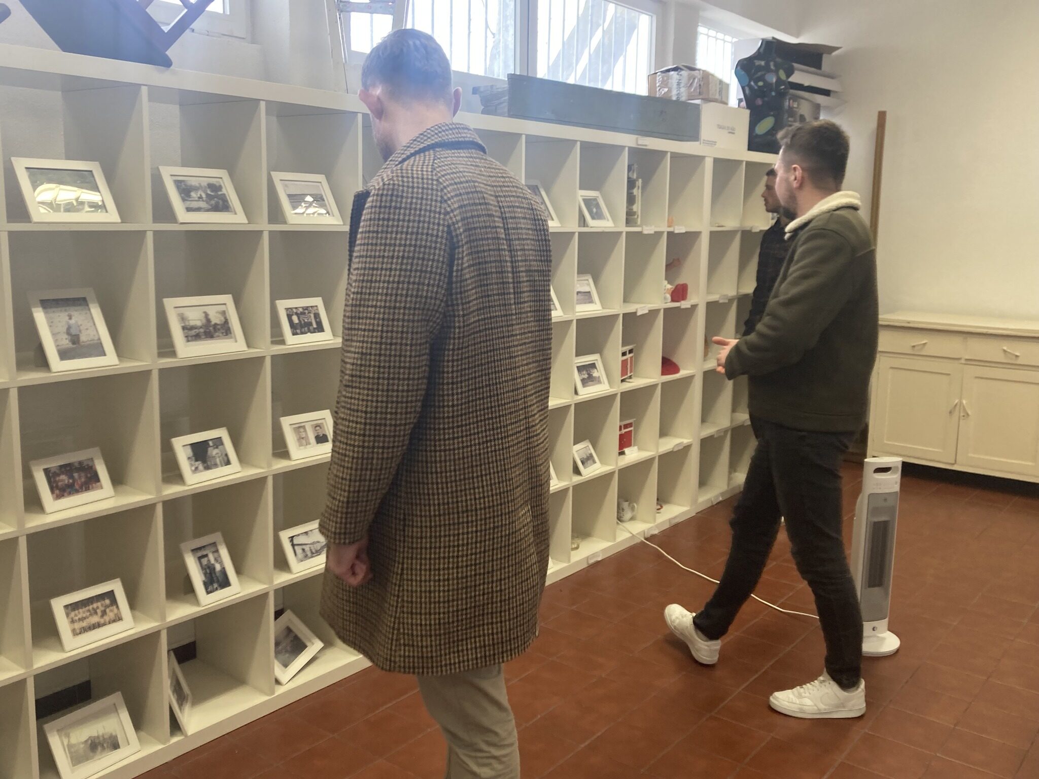 Sala de Memórias do Espaço Comunitário com as estantes de fotografias do antigo bairro