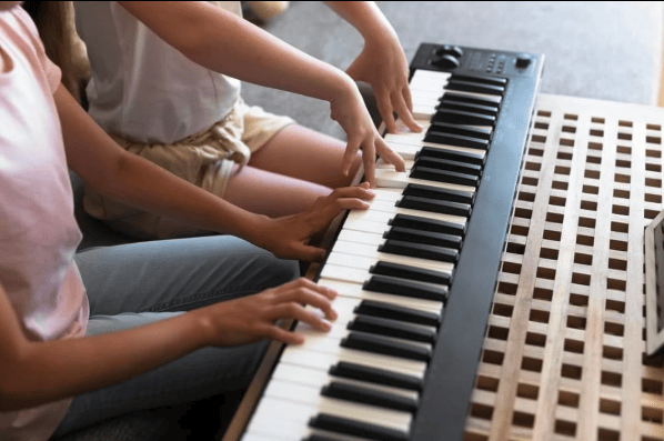Aula de piano no Espassus Música