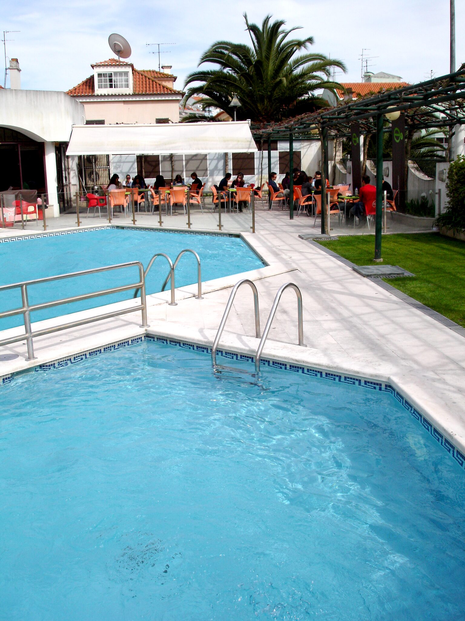 Piscina do Espassus com zona de criança e terraço do bar