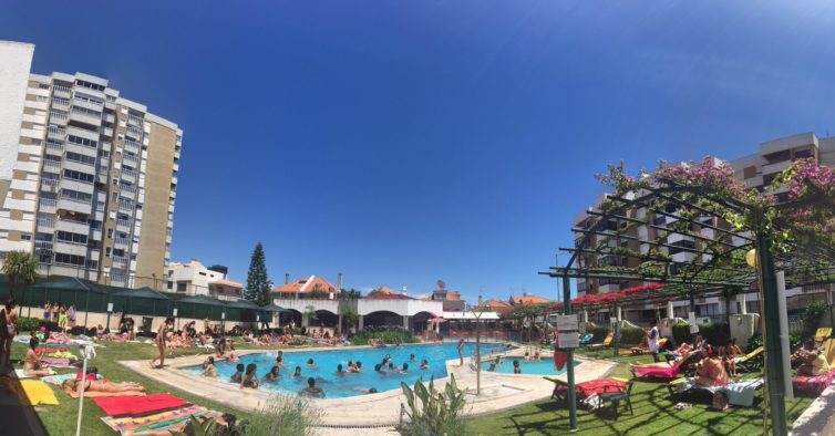 Vista panorâmica da Espassus Piscina em época de verão