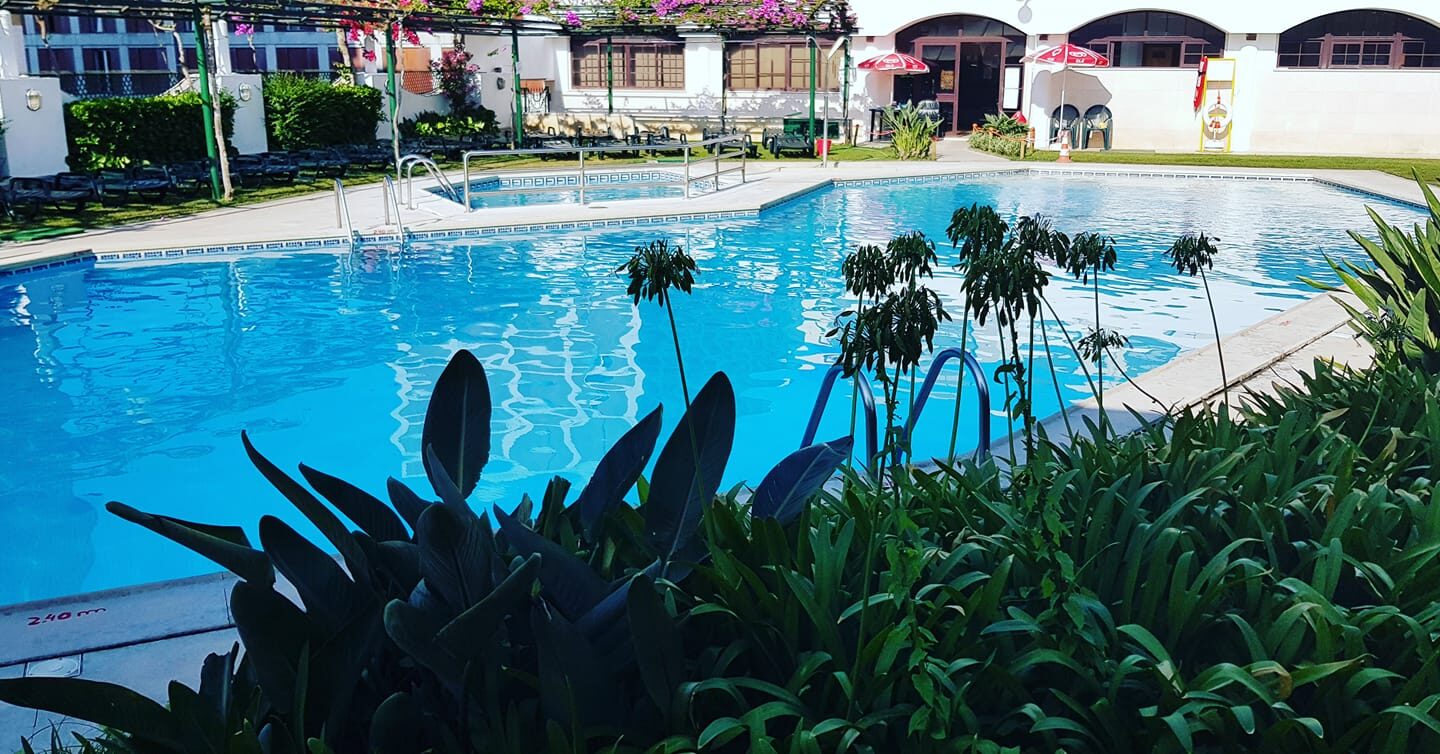 Piscina do Espassus com jardim e zona de bares ao fundo