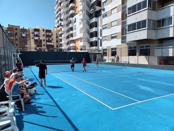 Campo de ténis do Espassus com piso sintético azul