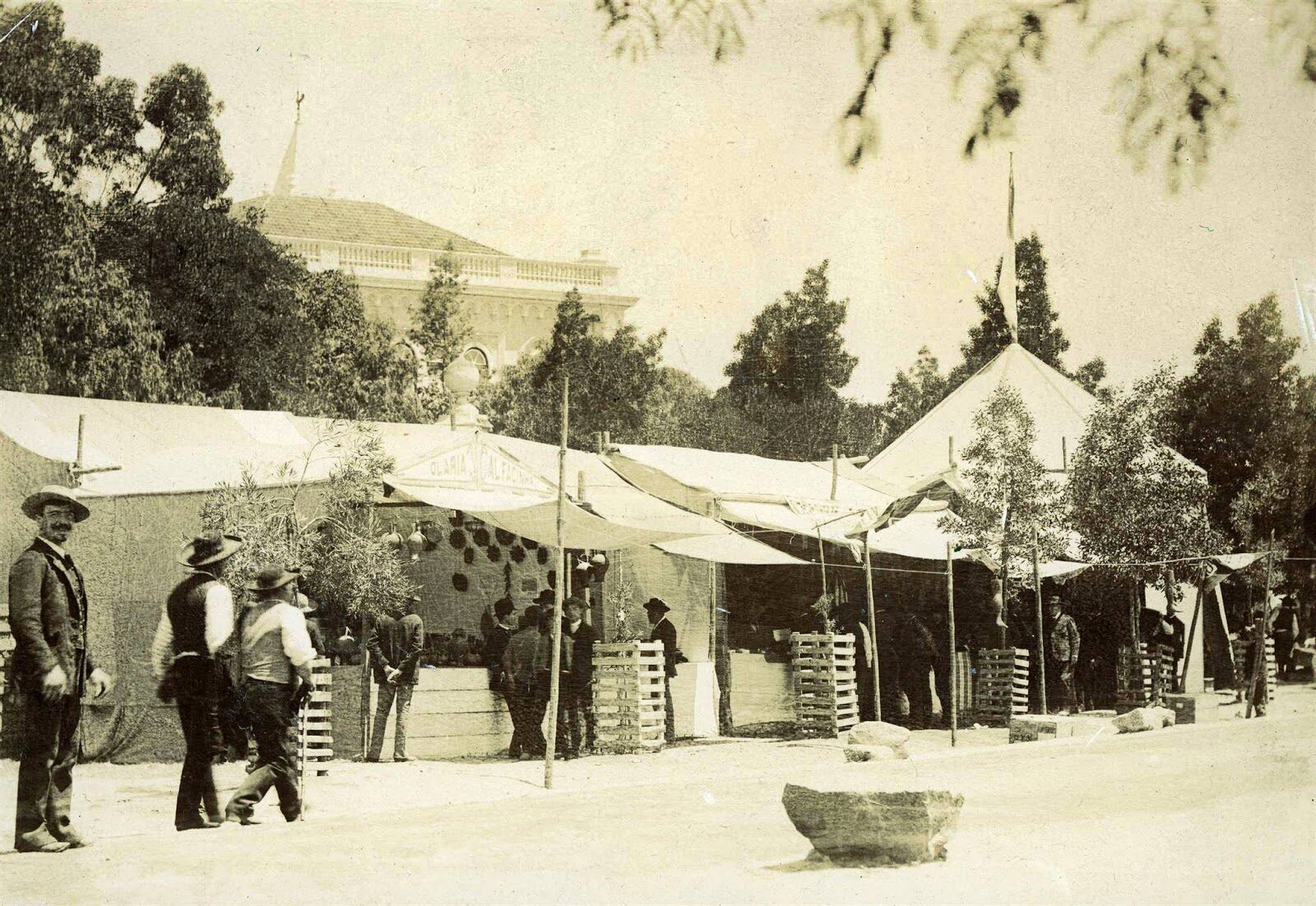 Feira da Luz no século XIX — largo animado com barracas e romeiros