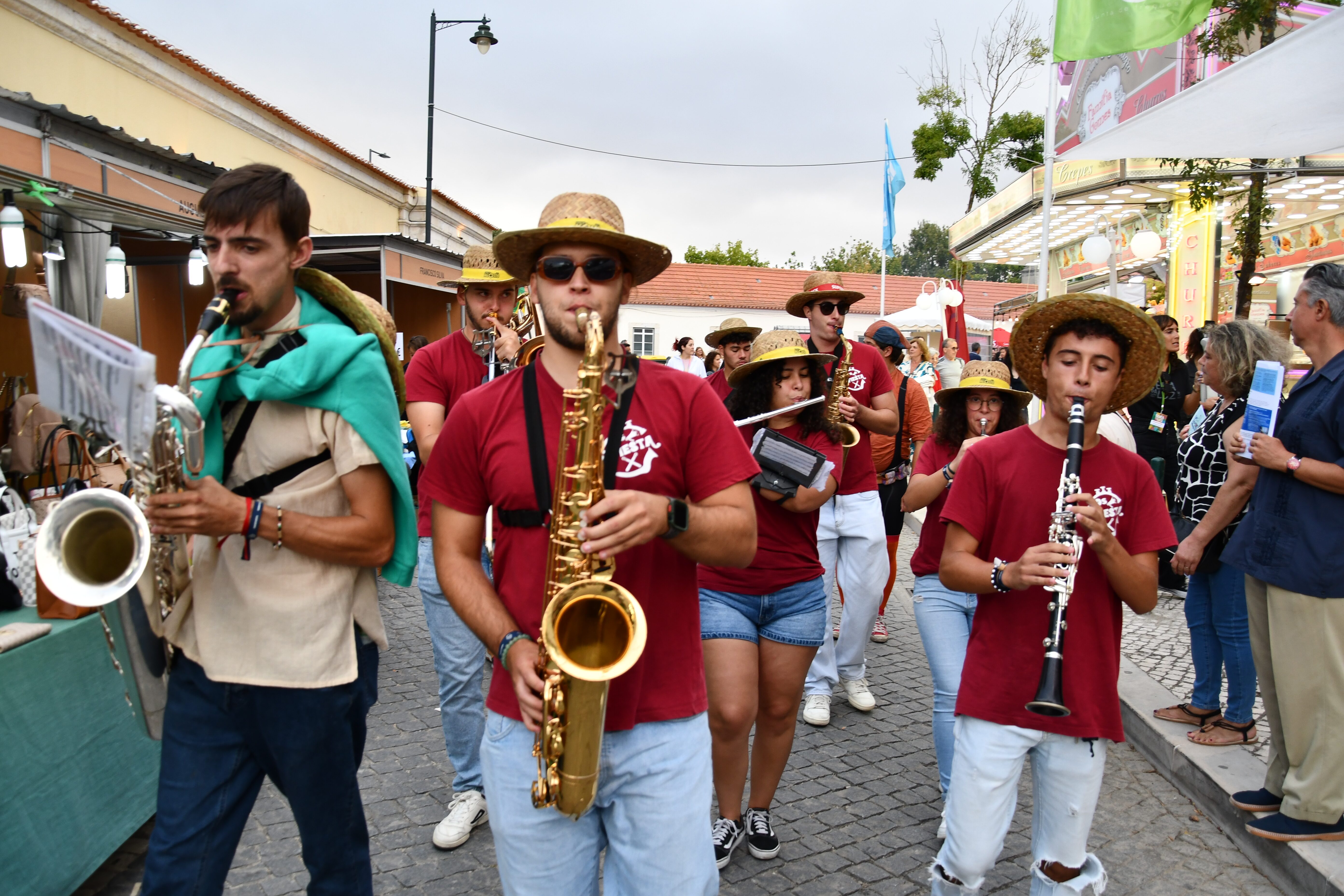 Feira da Luz — multidão e festa