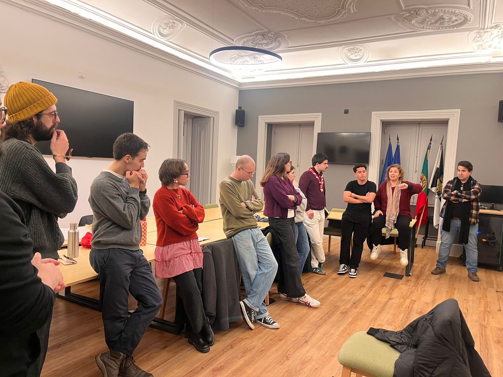 Jovens em círculo de debate durante encontro do Fórum Jovem de Carnide