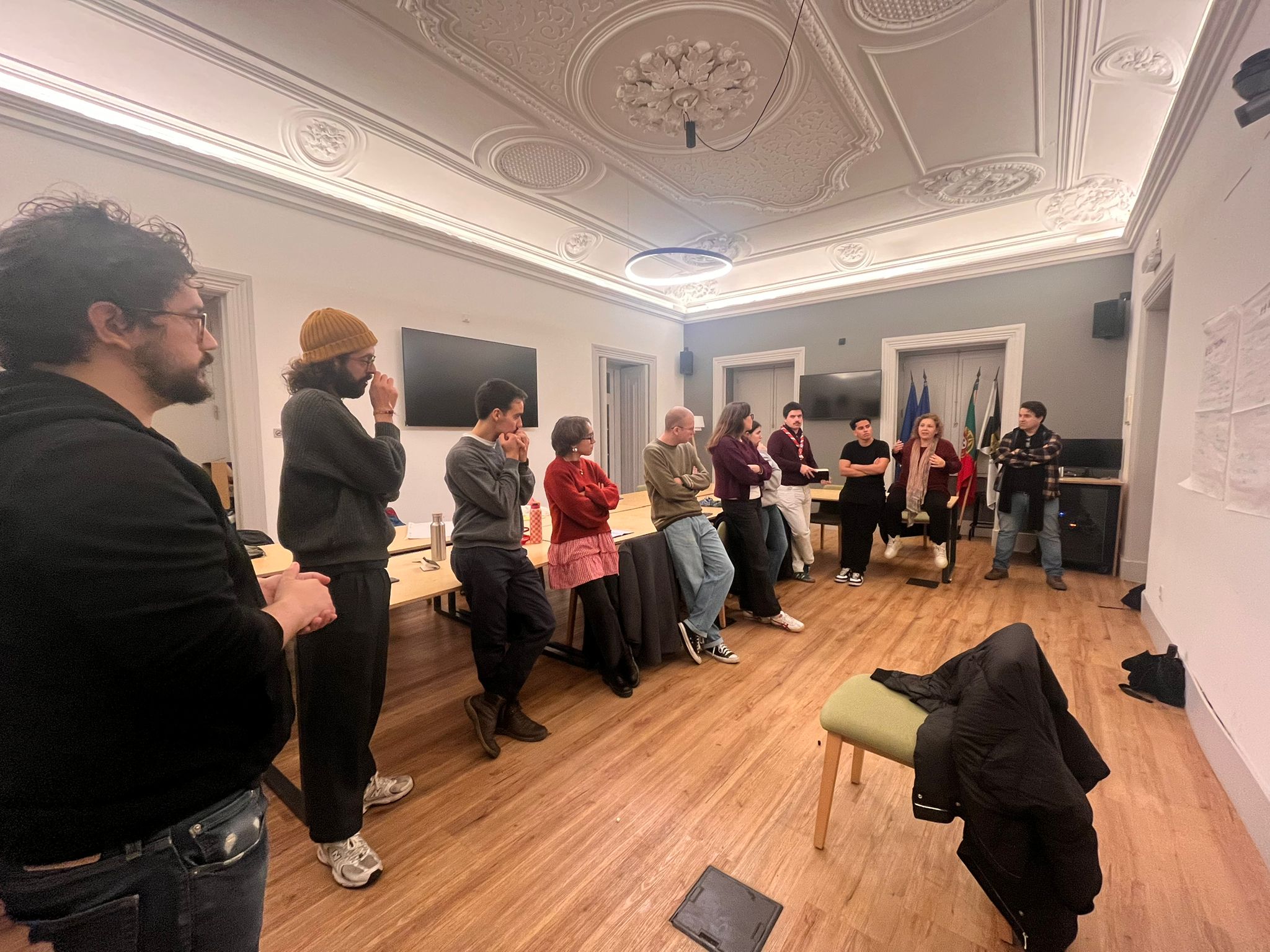 Grupo de jovens em encontro preparatório do Fórum Jovem de Carnide, no salão nobre da Junta de Freguesia