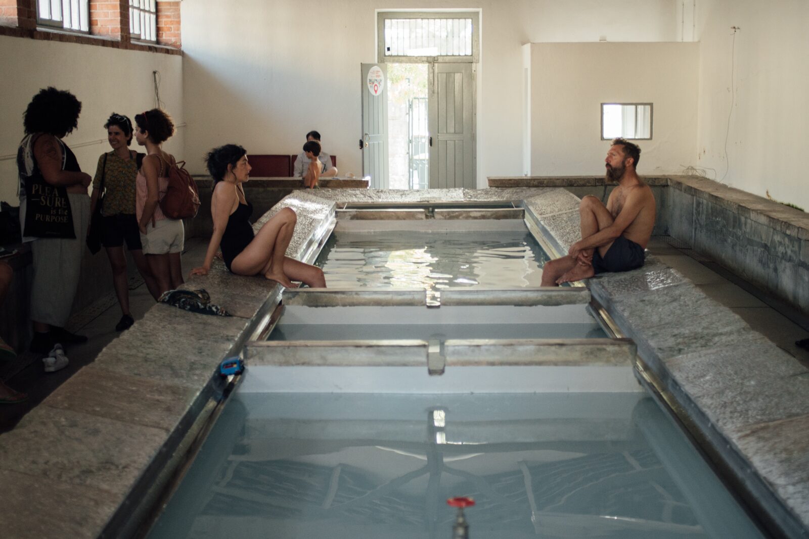 Lavadouro Público de Carnide — vista exterior com vegetação