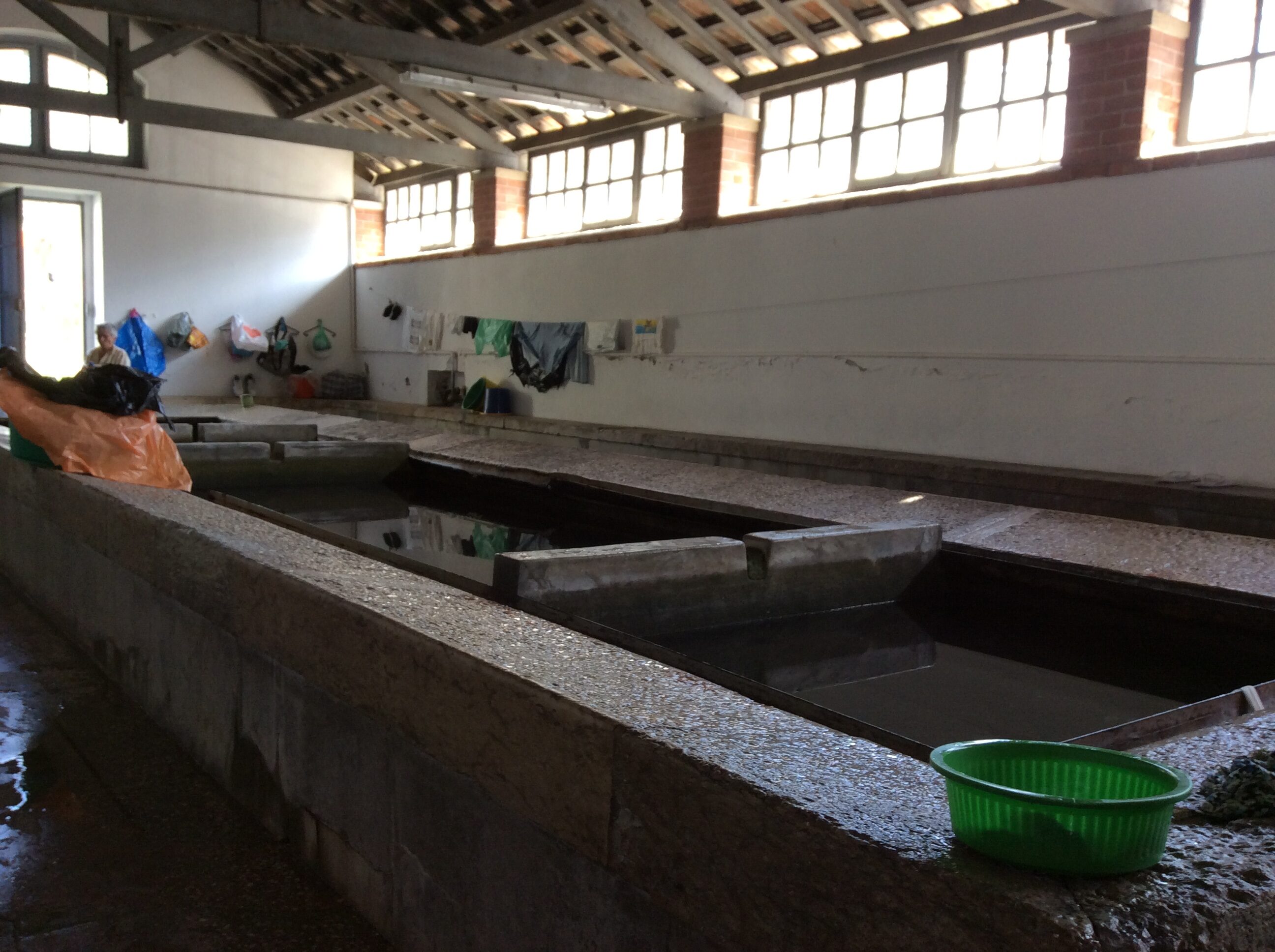 Interior do Lavadouro Público de Carnide com os tanques de pedra tradicionais