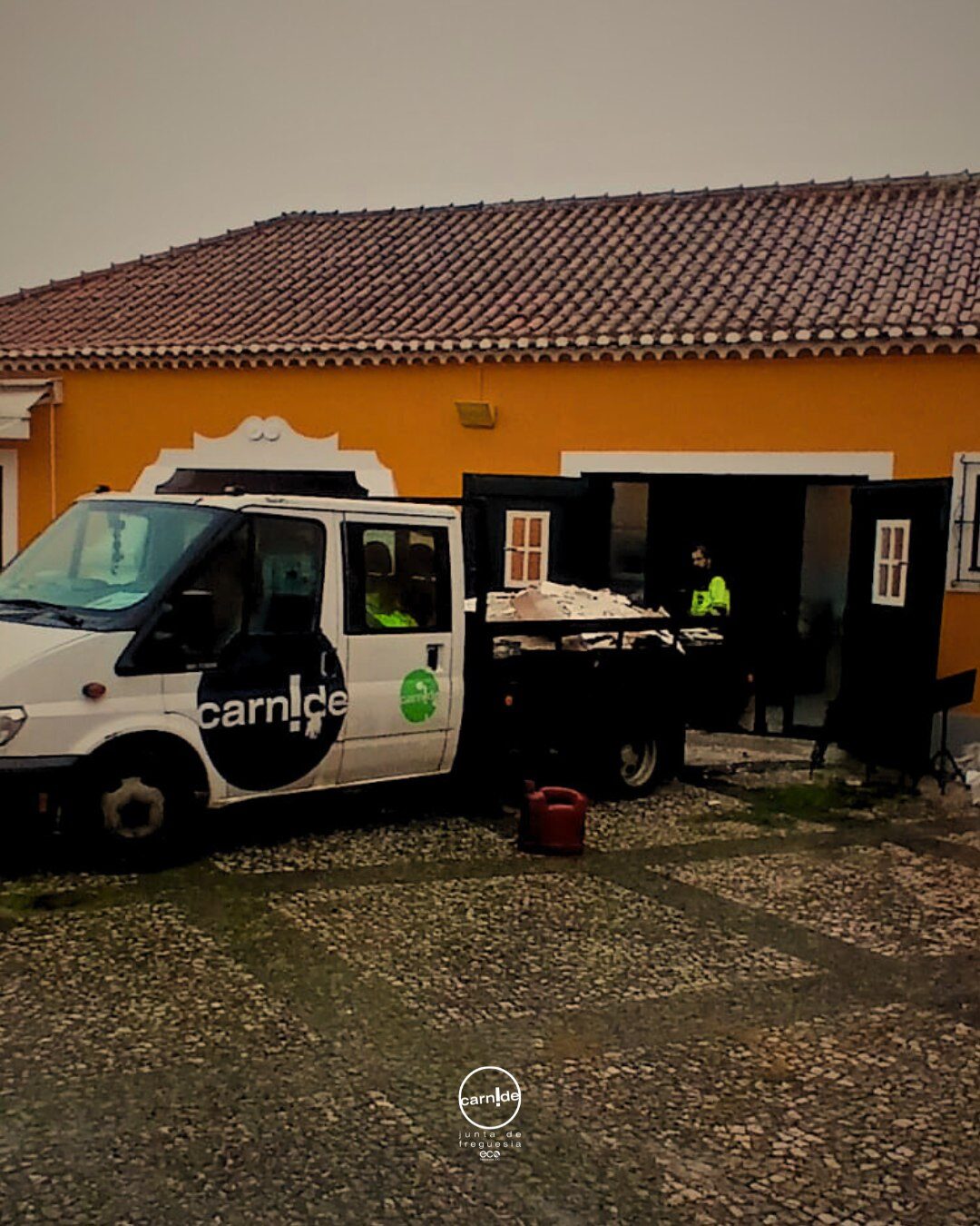 Viatura da JFC Carnide na Marinha Grande durante a entrega de donativos