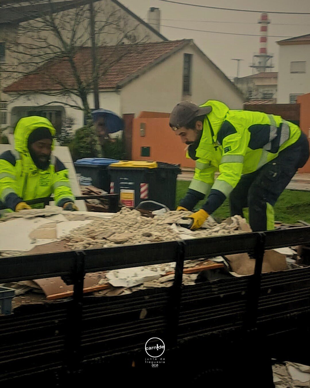 Dois trabalhadores a descarregar materiais da carrinha Carnide