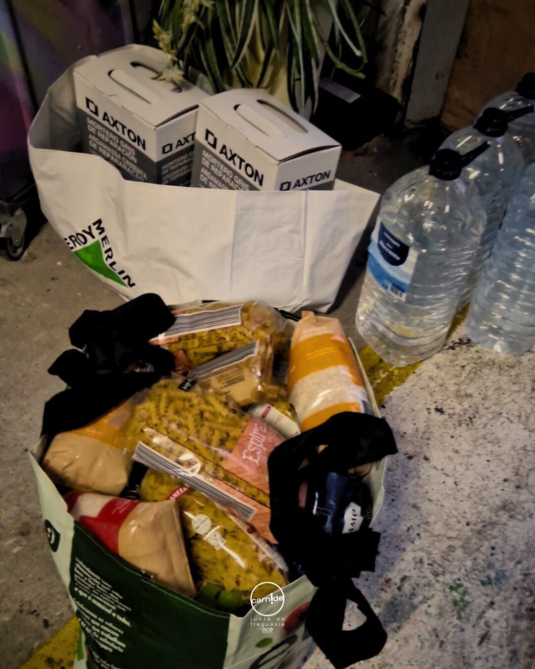 Materiais de construção e alimentos doados prontos para entrega