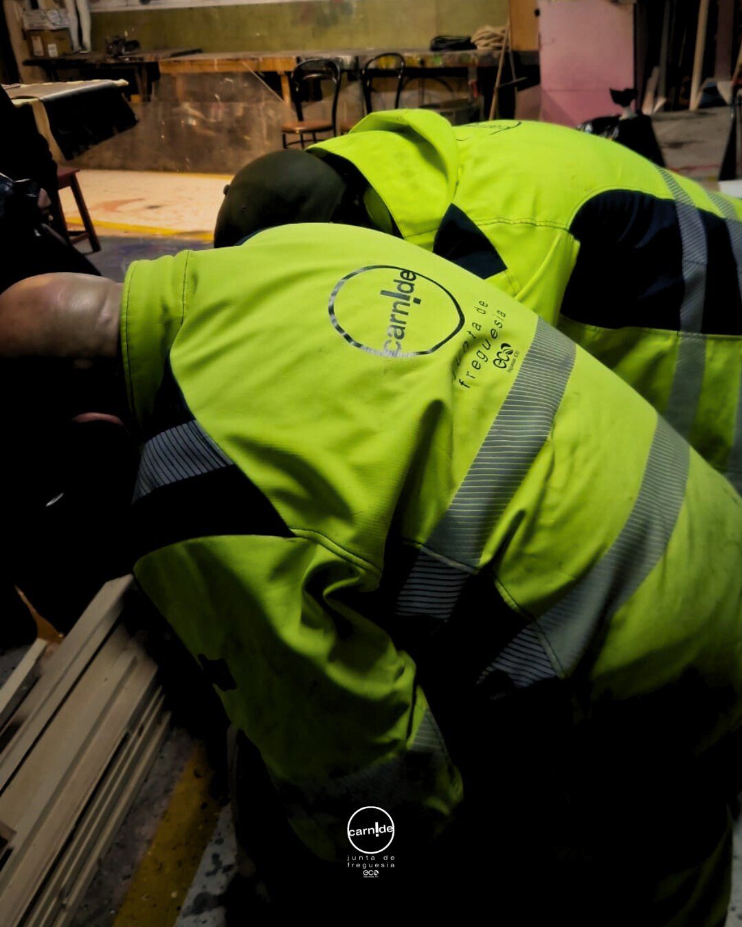 Trabalhadores em intervenção no interior de edifício danificado