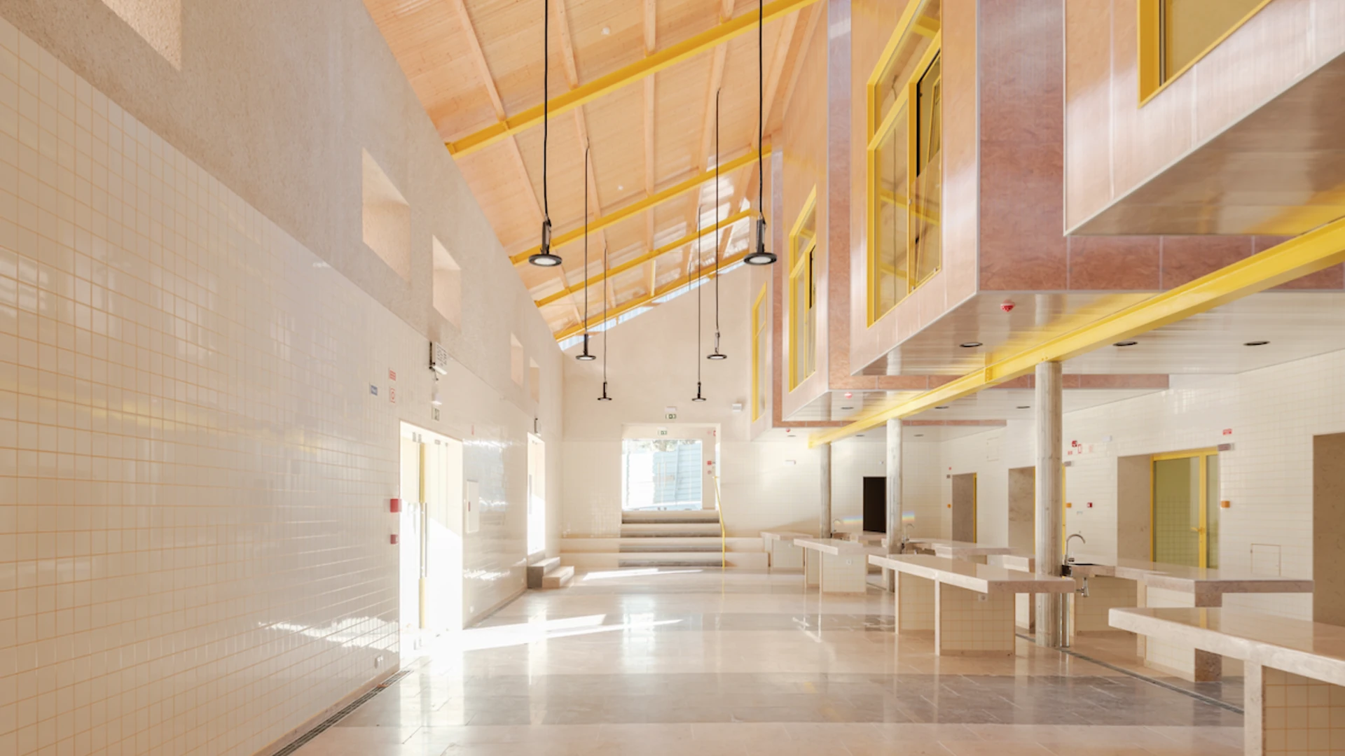 Mercado do Bairro Padre Cruz — interior requalificado