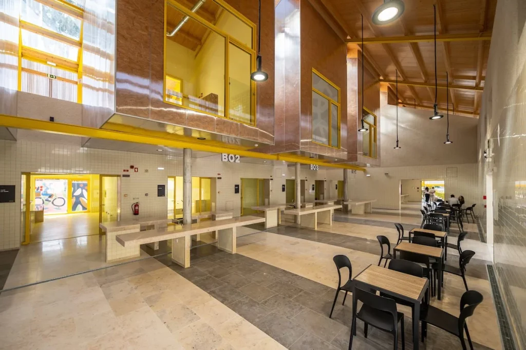 Mercado do Bairro Padre Cruz — interior requalificado